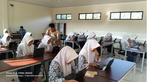 Serius dan Terarah, Siswa Kelas IX Assyifa Ikuti Tes Kemampuan Akademik Berbasis Komputer